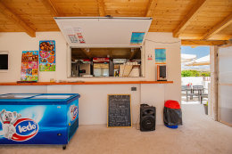 Apartmány Nisveta - bistro na terase u domu, Vlašići, Pag