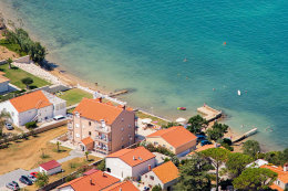 Apartmány Beko - letecký pohled na pláž u hotelu, Vrsi, Zadarská riviéra, Chorvatsko
