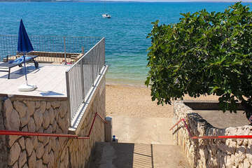 Apartmány Beko - přístup k oblázkové pláži pod hotelem, Vrsi, Zadarská riviéra, Chorvatsko