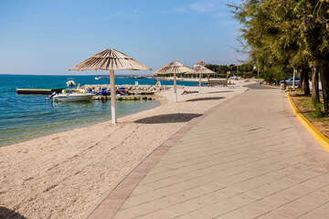 Vrsi - oblázková pláž Mulo, Zadarská riviéra, Chorvatsko