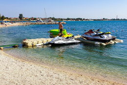 Vrsi - oblázková pláž Mulo, Zadarská riviéra, Chorvatsko