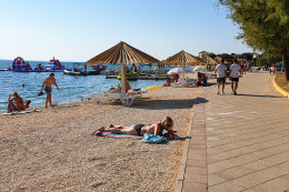 Vrsi - oblázková pláž Mulo, Zadarská riviéra, Chorvatsko