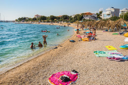 Vrsi - oblázková pláž Mulo, Zadarská riviéra, Chorvatsko