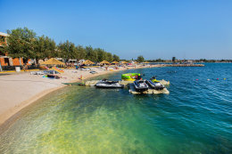 Vrsi - oblázková pláž Mulo, Zadarská riviéra, Chorvatsko