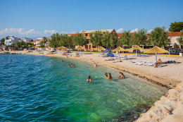 Vrsi - oblázková pláž Mulo, Zadarská riviéra, Chorvatsko