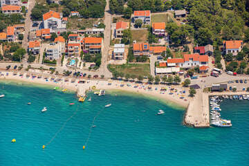 Vrsi - letecký pohled na pláž v části Vrsi-Mulo, Zadarská riviéra, Chorvatsko