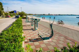 Pláže Vrsi - oblázková pláž Mulo, Zadarská riviéra, Chorvatsko