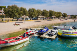 Pláže Vrsi - oblázková pláž Mulo, Zadarská riviéra, Chorvatsko