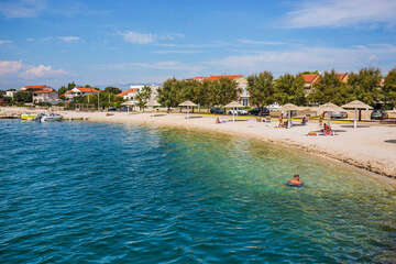 Pláže Vrsi - oblázková pláž Mulo, Zadarská riviéra, Chorvatsko