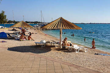 Pláže Vrsi - oblázková pláž Mulo, Zadarská riviéra, Chorvatsko