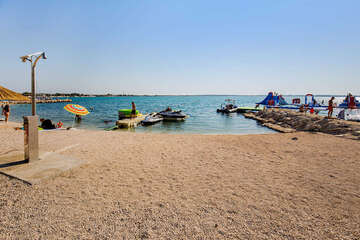 Pláže Vrsi - oblázková pláž Mulo, Zadarská riviéra, Chorvatsko