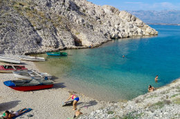 Vrsi - pláž Duboka Draga na východní straně poloostrova, Zadarská riviéra, Chorvatsko