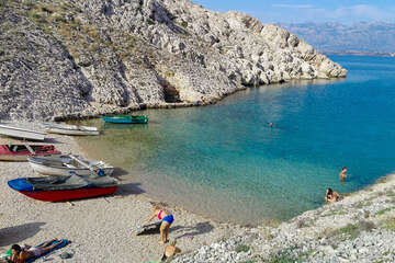 Vrsi - pláž Duboka Draga na východní straně poloostrova, Zadarská riviéra, Chorvatsko