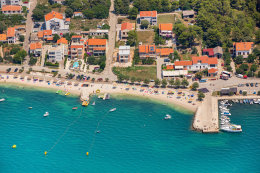 Pláže Vrsi - oblázková pláž Mulo - letecký pohled, Zadarská riviéra, Chorvatsko