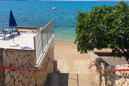 Pláže Vrsi - oblázková pláž u hotelu v části Vrsi - Zukve, Zadarská riviéra, Chorvatsko