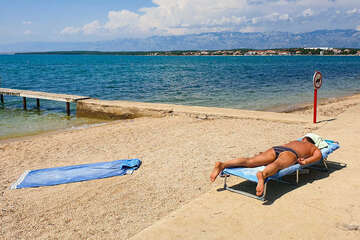 Pláže Vrsi - oblázková pláž u hotelu v části Vrsi - Zukve, Zadarská riviéra, Chorvatsko