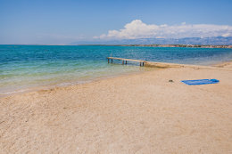 Pláže Vrsi - oblázková pláž u hotelu v části Vrsi - Zukve, Zadarská riviéra, Chorvatsko