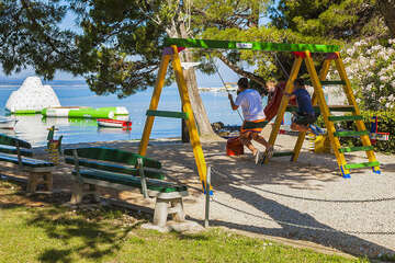 Promajna - dětské houpačky u pláže,  Makarská riviéra, Chorvatsko