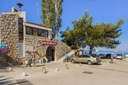 Promajna -  obchod a pošta, Makarská riviéra, Chorvatsko