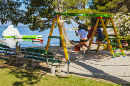 Promajna - houpačky pro děti u pláže, Makarská riviéra, Chorvatsko