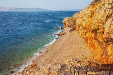 Povile - kamenitá pláž, Crikvenická riviéra, Chorvatsko