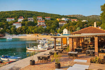 Povile - oblázková pláž a restaurace v centru, Crikvenická riviéra, Chorvatsko