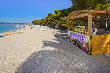 Promajna - plačinkárna u pláže, Makarská riviéra, Chorvatsko