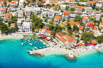 Pisak - letecký pohled, Omišská riviéra, Chorvatsko