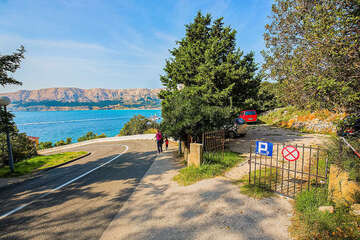 Apartmány Marta - parkoviště nad domem, Baška, ostrov Krk, Chorvatsko