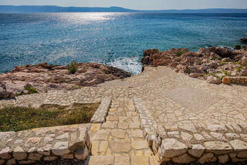 Novi Vinodolski - koupání a slunění na vybetonovaných plochách, Crikvenická riviéra, Chorvatsko