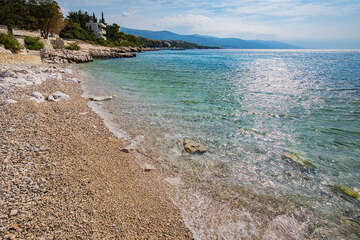 Novi Vinodolski - oblázková pláž, Crikvenická riviéra, Chorvatsko