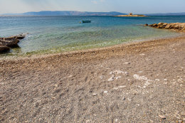 Novi Vinodolski - oblázková pláž, Crikvenická riviéra, Chorvatsko