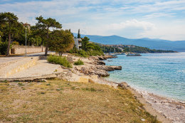 Novi Vinodolski - přístup k oblázkové pláži, Crikvenická riviéra, Chorvatsko