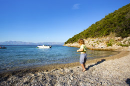 Oblázková pláž Divna plaža, Pelješac, Chorvatsko I NOVALJA