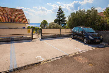 Apartmány Jana - parkování nad domem a branka na terasu apartmánu A2, Novi Vinodolski, Chorvatsko