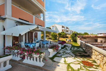 Apartmány Borka - terasy spodních apartmánů, město Pag, ostrov Pag, Chorvatsko