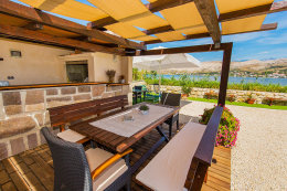 Apartmány Borka - letní kuchyně s grilem a posezením u domu, město Pag, ostrov Pag, Chorvatsko