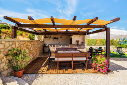 Apartmány Borka - letní kuchyně s grilem a posezením u domu, město Pag, ostrov Pag, Chorvatsko