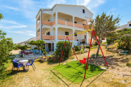 Apartmány Borka - dětské houpačky u domu, město Pag, ostrov Pag, Chorvatsko
