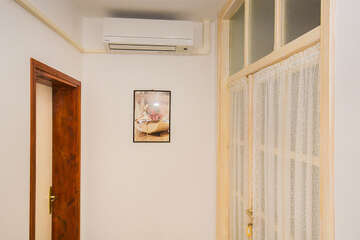 Apartmány Nektarina - prosklené dveře se záclonou spojující apartmány A1 a A2, zátoka Kabli, Pelješac, Chorvatsko