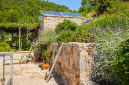 Apartmány Agava - solární kolektory pro výrobu el. energie, jižní zátoky, ostrov Hvar, Chorvatsko