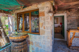 Apartmány Ribar - vstup z terasy do obývacího pokoje, jižní zátoky, ostrov Hvar, Chorvatsko