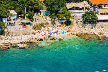 Apartmány Molly - letecký pohled na oblázkovou pláž 290 m od domu, Novi Vinodolski, Crikvenická riviéra, Chorvatsko