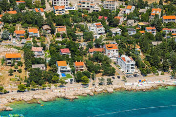 Novi Vinodolski - letecký pohled, Crikvenická riviéra, Chorvatsko