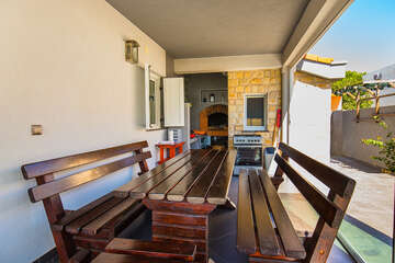 Apartmány Fotinija - letní kuchyně s grilem a posezením, Privlaka, Zadarská riviéra, Chorvatsko