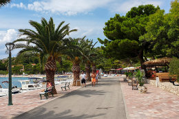 Živogošče Blato - promenáda, Makarská riviéra, Chorvatsko