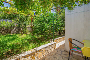 S4 - apartmány Luna I - posezení na terase v soukromí za domem (přístup dveřmi ze studia), Živogošće - Mala Duba, Makarská riviéra, Chorvatsko