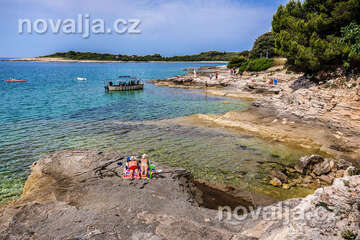 Resort Centinera *** - další pláže v okolí (ploché kameny), Pula-Banjole, poloostrov Istrie, Chorvatsko