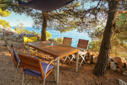 Apartmány Nina - posezení u domu, Vela Planica, ostrov Brač, Chorvatsko