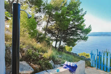 Apartmány Nina - venkovní solární sprcha s teplou vodou, Vela Planica, ostrov Brač, Chorvatsko